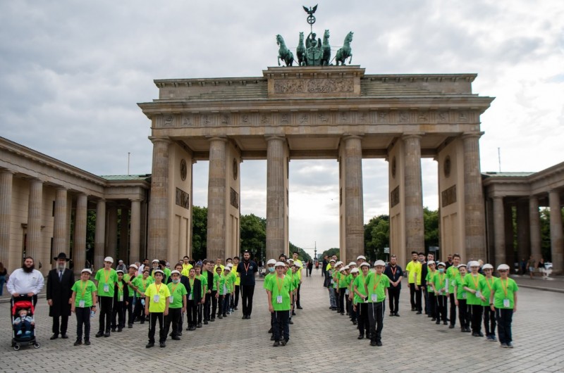 קעמפ ילדי השלוחים שר 'אני מאמין' בשער ברדנבורג הגרמני
