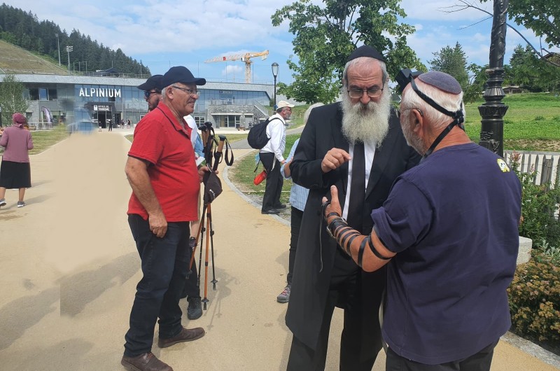 הרב שמעון אייזנבך מאילת ניצל את שהותו בהרי האלפים וזיכה יהודים רבים במצוות תפילין. אחד מהנשמות שפגש בהן, היה יהודי צרפתי יליד גרמניה שלא הניח תפילין מאז ילדותו