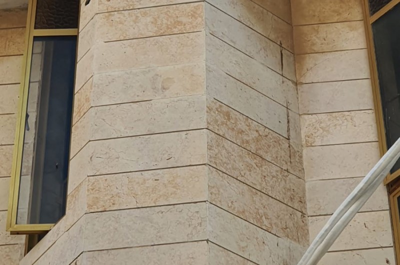 הכניסה הראשית לבית הכנסת 'בית אריה' בלוד נסגרה זמנית, לאחר שלבנה גדולה וכבדה נפלה מתקרת הבניין ובנס לא פגעה בנפש. המתפללים ייכנסו מכניסה נוספת לתפילות