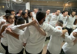 תמימים אינם נפרדים: המשפיע הרב מיכאל טייב מתוועד עם תמימים מסיימי שיעור ג' בישיבת תות תמימים אינם נפרדים: המשפיע הרב מיכאל טייב מתוועד עם תמימים מסיימי שיעור ג' בישיבת תות