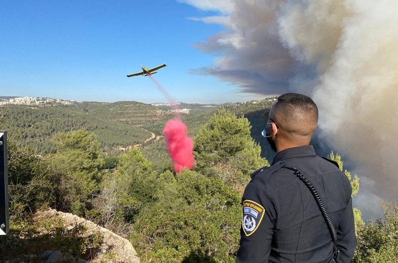 שריפת ענק משתוללת בסמוך לשורש, בית מאיר ושואבה