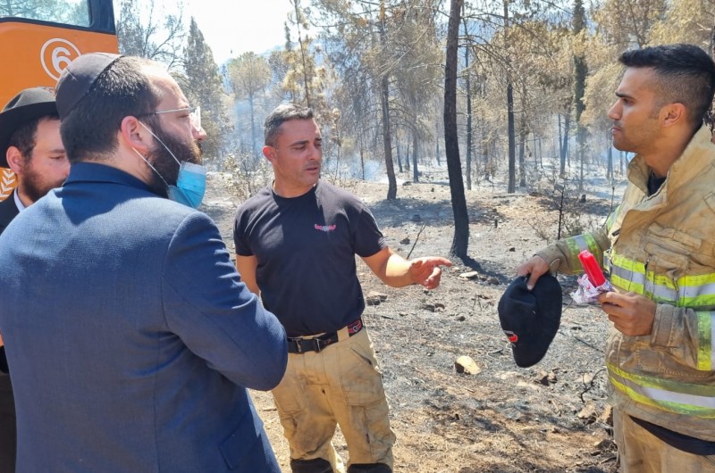 לצד הלהבות: לוחמי האש מניחים תפילין בהפסקות. תיעוד מרגש