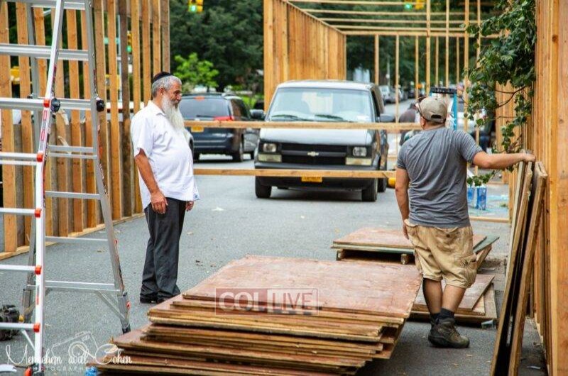 שבוע לפני ראש השנה: הפועלים בנו את הסוכה של רובשקין