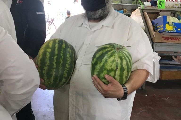 סגולה ל'תו ירוק' ובריאות? איש התקשורת ר' הרצל קוסשוילי מלוד מצטייד באבטיחים טובים - ירוקים בחוץ ואדומים בפנים לכבוד החג, בחנות הירקות של ריבקין בכפר חב