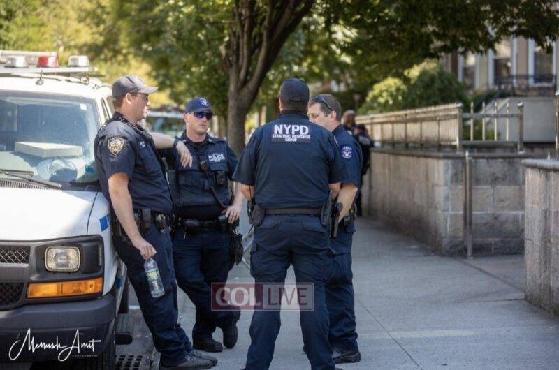 משטרת ניו יורק חיזקה בימים אלה את השמירה והאבטחה בשכונת קראון הייטס לרגל חגי תשרי, בהן שוהים בחצרות קודשנו אלפי אורחים שהגיעו לשהות אצל הרבי בחודש הקרוב (צילום: מנחם כהן)