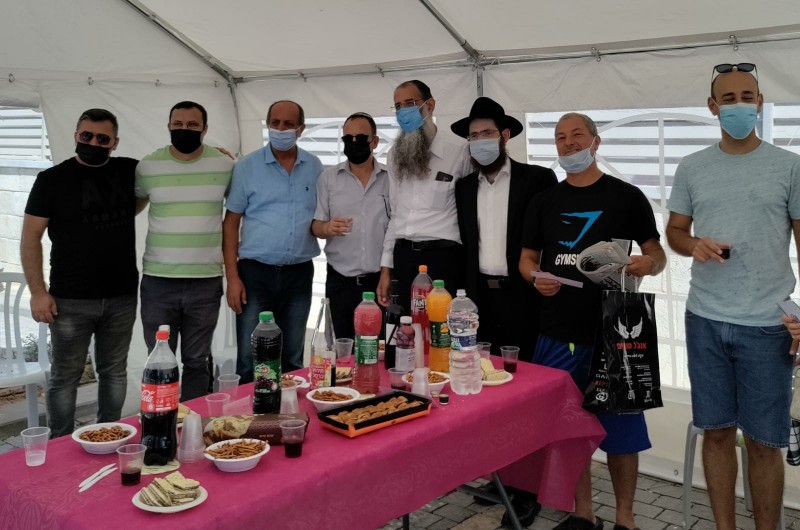 הרמת כוסית בערב החג אצל השליח באור עקיבא הרב מענדי סוקניק בבית הכנסת הפתוח, בהשתתפות ראש העיר וצוותו, השליח הרב אליעזר שמולביץ ודיירי הבניינים החדשים שהחלו להתאכלס בימים האחרונים