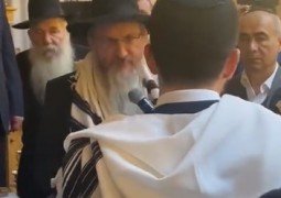 צפו: רבה של רוסיה, הרב בערל לאזאר בברכות בברית לנכד הנגיד ר' לוי הלוי לבייב, בבית הכנסת 'בלשוי ברוניא' במרכז מוסקבה. המוהל: רב העיר בריאנסק, השליח הרב מנחם מענדל זקלס צפו: רבה של רוסיה, הרב בערל לאזאר בברכות בברית לנכד הנגיד ר' לוי הלוי לבייב, בבית הכנסת 'בלשוי ברוניא' במרכז מוסקבה. המוהל: רב העיר בריאנסק, השליח הרב מנחם מענדל זקלס