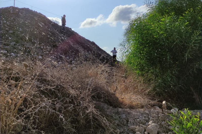 הרב משה אקסלרוד השליח בעתלית ויאיר עמר במבצע תיקון דחוף של העירוב שנפגע מעבודות היום, לטובת יהודי שכונת רילף