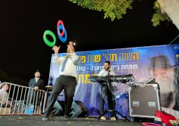להטוטים בקריית מלאכי: לילה שני של שמחת בית השואבה בנחלת הר חב להטוטים בקריית מלאכי: לילה שני של שמחת בית השואבה בנחלת הר חב
