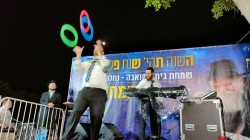 להטוטים בקריית מלאכי: לילה שני של שמחת בית השואבה בנחלת הר חב להטוטים בקריית מלאכי: לילה שני של שמחת בית השואבה בנחלת הר חב