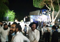 הזמר אוריה שיף עם הקלידן ישראל בש הקפיצו מאות מתושבי נחלה בשמחת בישמחת בית השואבה ברחובה הראשי של נחל'ה בארגונו של הרב בומי, ועד נחלת הר חבד והמחלקה לתרבות יהודית בעיריית קרית מלאכי. צפו הזמר אוריה שיף עם הקלידן ישראל בש הקפיצו מאות מתושבי נחלה בשמחת בישמחת בית השואבה ברחובה הראשי של נחל'ה בארגונו של הרב בומי, ועד נחלת הר חבד והמחלקה לתרבות יהודית בעיריית קרית מלאכי. צפו