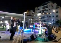 שעות בודדות לאחר שהתחשמל - הזמר חיים נחמן שר ומקפיץ את הקהל החב שעות בודדות לאחר שהתחשמל - הזמר חיים נחמן שר ומקפיץ את הקהל החב
