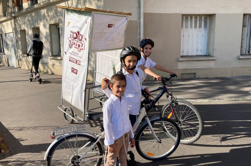 כך זה נראה בבירת צרפת, מבצע לולב על אופניים: סוכות ניידות על אופניים ברחובות ההומים של פריז זיכו יהודים במצוות סוכה וברכה על ד' מינים 