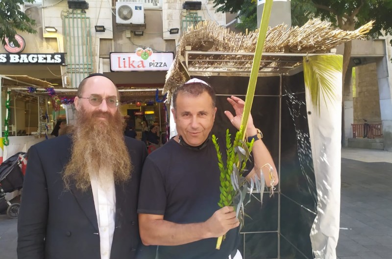 רבה של מרכז ירושלים ושליח הרבי הרב יוסף יצחק סלונים במבצע ד' מינים בדוכן החב