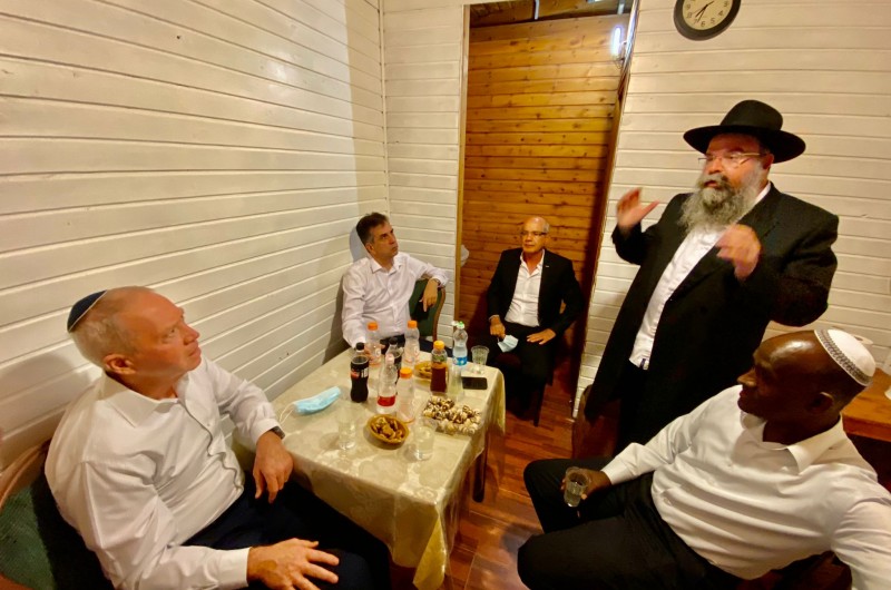 שר החינוך לשעבר יואב גלנט, ושר הכלכלה לשעבר אלי כהן הגיעו להקפות השניות בכפר חב