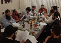 כוחה של התוועדות חסידית: בבית הכנסת 'אוהב ישראל' בביתר הוחלט ב'שבת בראשית' לחדש שיעור חסידות בבתי אנ כוחה של התוועדות חסידית: בבית הכנסת 'אוהב ישראל' בביתר הוחלט ב'שבת בראשית' לחדש שיעור חסידות בבתי אנ