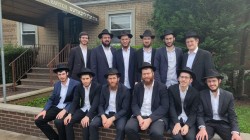 התלמידים השלוחים, שסיימו את שנת ה'קבוצה' בישיבה המרכזית ב-770 ונוסעים לישיבת איסטרא שבמוסקבה, בתצלום משותף בחזית בית אוהל חב התלמידים השלוחים, שסיימו את שנת ה'קבוצה' בישיבה המרכזית ב-770 ונוסעים לישיבת איסטרא שבמוסקבה, בתצלום משותף בחזית בית אוהל חב