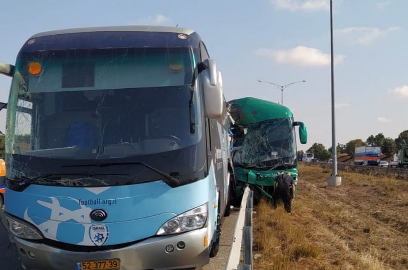 בתאונת הדרכים שאירעה הבוקר בין שני אוטובוסים בכביש 6 נפצעו 33 אנשים (צילום: תיעוד מבצעי מד