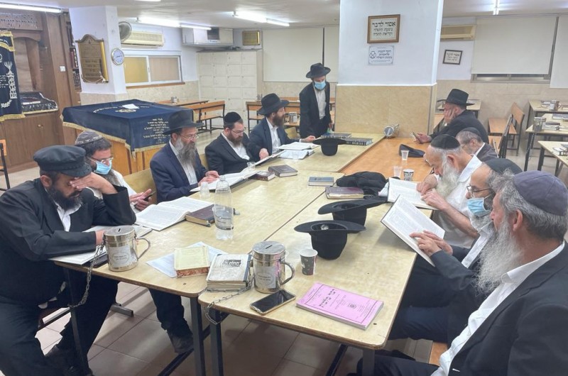 ומלאה נחלה דעה את ה': השיעור במסכת ברכות המתקיים מידי ערב בשעה 20:00 בבית הכנסת המרכזי בנחלת הר חב