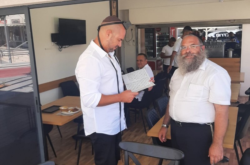 שר המשפטים לשעבר אמיר אוחנה נצפה מניח תפילין אצל פעיל חב שר המשפטים לשעבר אמיר אוחנה נצפה מניח תפילין אצל פעיל חב