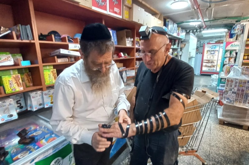 טכנאי שהגיע לסדר מכונה ב'היפר ליפסקר' בכפר חב