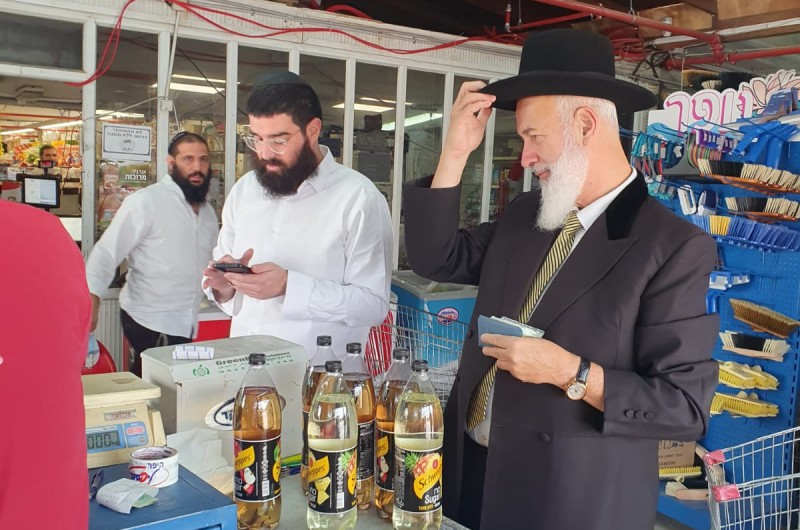 הרב יונה מצגר, לשעבר הרב הראשי לישראל, הגיע לביקור בכפר חב
