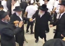 בחתונת משפחות מחפוץ-שאער: מנהל מוסדות 'לב שמחה' של גור באשדוד, הרב שמואל גולדברג, בריקוד תימני מסורתי בחתונת משפחות מחפוץ-שאער: מנהל מוסדות 'לב שמחה' של גור באשדוד, הרב שמואל גולדברג, בריקוד תימני מסורתי