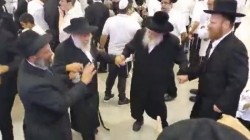 בחתונת משפחות מחפוץ-שאער: מנהל מוסדות 'לב שמחה' של גור באשדוד, הרב שמואל גולדברג, בריקוד תימני מסורתי בחתונת משפחות מחפוץ-שאער: מנהל מוסדות 'לב שמחה' של גור באשדוד, הרב שמואל גולדברג, בריקוד תימני מסורתי