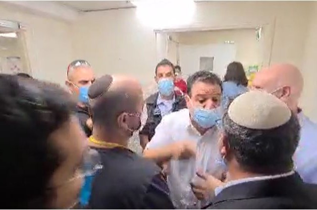 מהומה בפתח חדרו של פעיל חמאס השובת רעב ב'קפלן'
