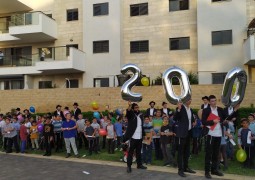 בסניף הפנסאים בלוד חוגגים 200 ילדים רשומים. חיילי צבאות השם נעמדו למסדר והפריחו בלונים. צפו בסניף הפנסאים בלוד חוגגים 200 ילדים רשומים. חיילי צבאות השם נעמדו למסדר והפריחו בלונים. צפו