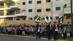בסניף הפנסאים בלוד חוגגים 200 ילדים רשומים. חיילי צבאות השם נעמדו למסדר והפריחו בלונים. צפו בסניף הפנסאים בלוד חוגגים 200 ילדים רשומים. חיילי צבאות השם נעמדו למסדר והפריחו בלונים. צפו