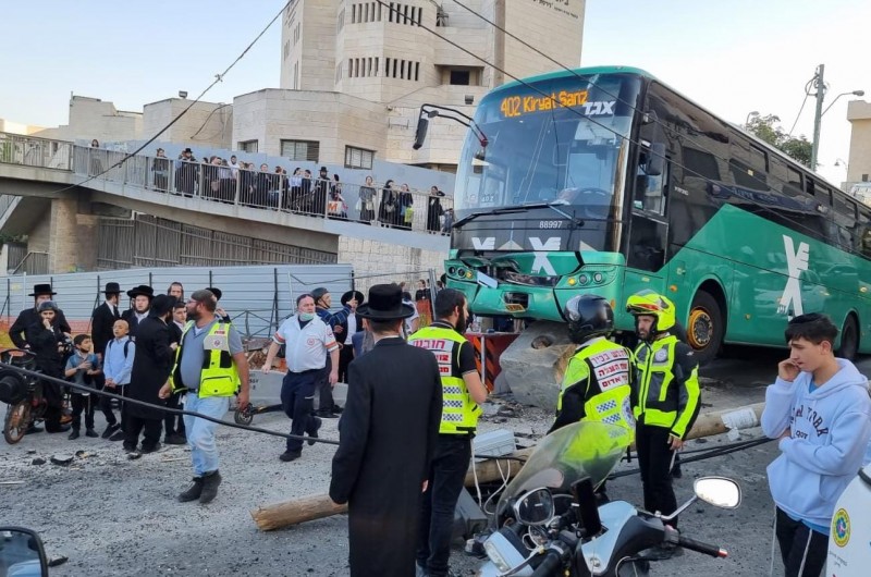 אוטובוס קו 402 בירושלים התנגש בבטונדה והולכת רגל בת 16 שהייתה בסמוך שנפגעה ממנו. היא טופלה ע