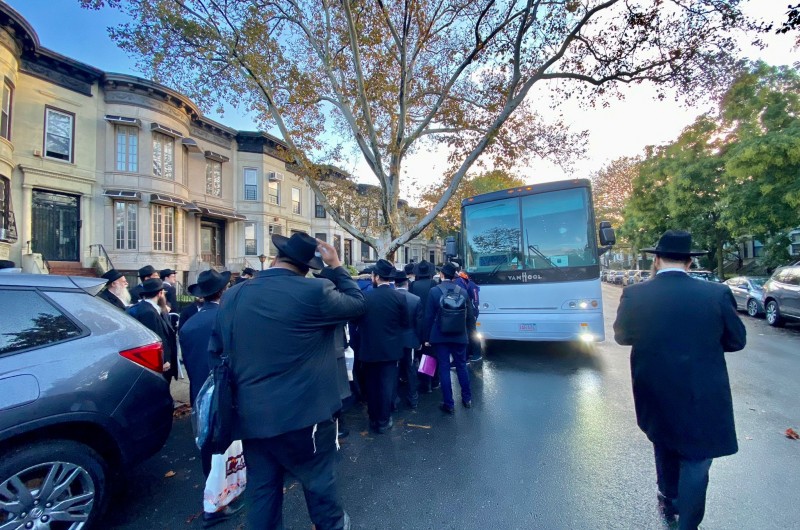 בשורת אוטובוסים: אלפי שלוחי הרבי שמשתתפים ב'כינוס השלוחים העולמי' בדרכם ל'אוהל הקדוש' לתפילה משותפת יחדיו, כתיבת פ