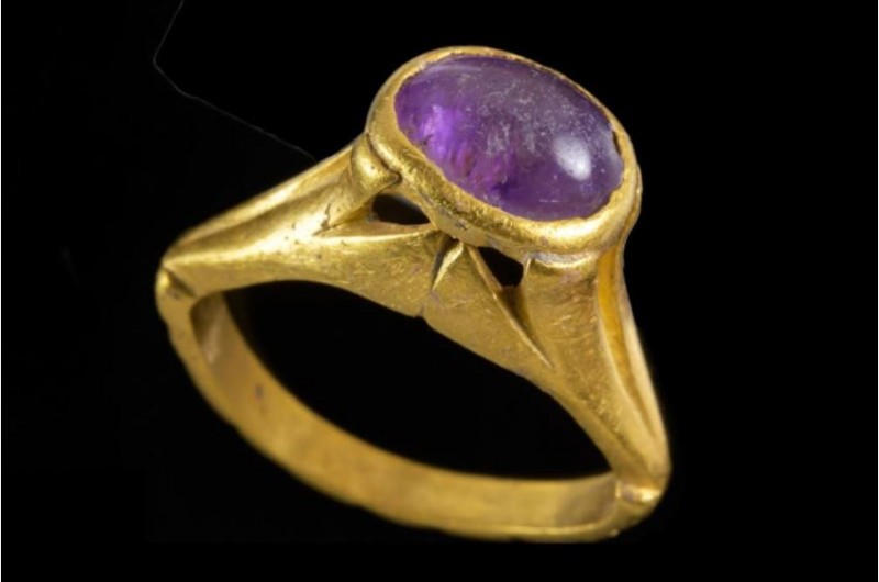טבעת זהב עתיקה עם אבן 'אחלמה' נחשפה ביבנה • צפו
