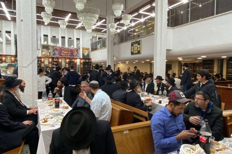 מאות בהתוועדות חג החגים וראש השנה לחסידות בבית הכנסת המרכזי בנחלת הר חב