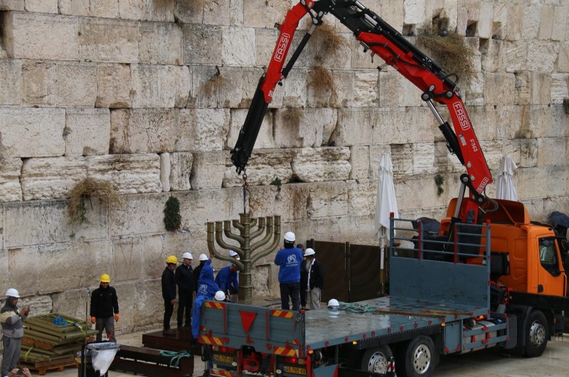  החנוכייה המרכזית הוצבה ברחבת הכותל המערבי בסמוך למקום נס פך השמן, לקראת מעמדי ההדלקה המסורתיים שיתקיימו מדי ערב, במעמד רבנים ואישי ציבור (צילום: הקרן למורשת הכותל המערבי)