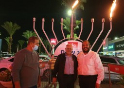 במרכז הקניות 'ביג' בצומת קסטינה כובד בהדלקת נר ראשון מר קובי אביבי ראש המועצה האזורית באר טוביה. את ההדלקה מארגנים מידי שנה האחים בצלאל מזרחי מ במרכז הקניות 'ביג' בצומת קסטינה כובד בהדלקת נר ראשון מר קובי אביבי ראש המועצה האזורית באר טוביה. את ההדלקה מארגנים מידי שנה האחים בצלאל מזרחי מ