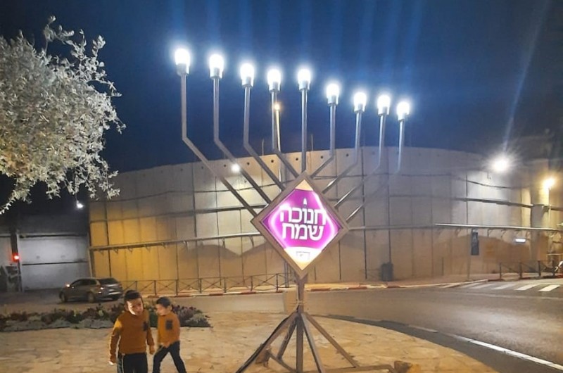 לראשונה: חנוכיית ענק הוצבה בכיכר הכניסה למתחם קבר רחל אמנו ע