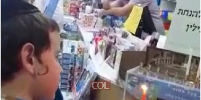 הנחת תפילין ופרסומי ניסא בחנות הצעצועים: הדלקת נרות חנוכה בחנות 'ביתר טויס', בבעלותו של חסיד חב