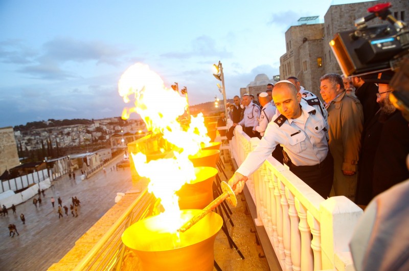 'העומדים על משמרתם': נר רביעי של חנוכה הודלק ברחבת הכותל המערבי בסימן הוקרה ותודה למשטרת ישראל ולכלל כוחות הביטחון