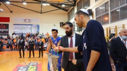 השליח הרב מנחם פלדמן הדליק נר שמיני לפני משחקה של הפועל נס ציונה נגד מכבי תל אביב בכדורסל השליח הרב מנחם פלדמן הדליק נר שמיני לפני משחקה של הפועל נס ציונה נגד מכבי תל אביב בכדורסל