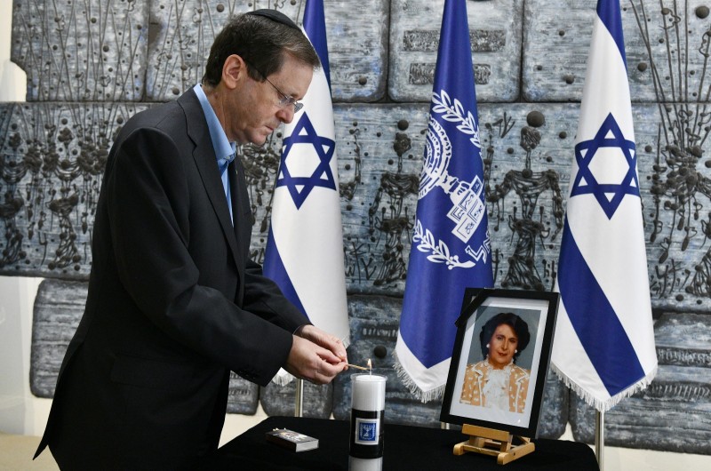 נשיא המדינה יצחק (בוז'י) הרצוג מדליק נר לעילוי נשמת אמו, אורה הרצוג ז