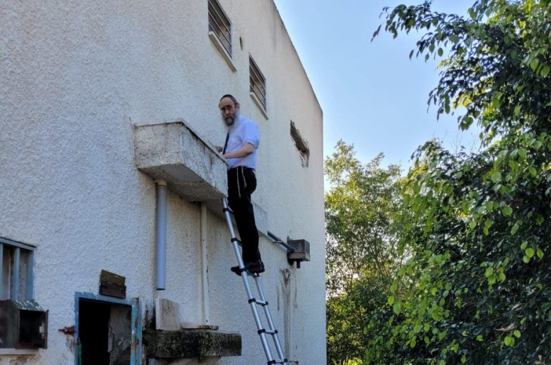 יורד לשטח: רב קהילת חב