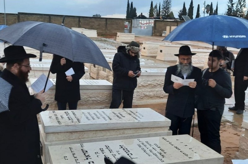 בני משפחת זלמנוביץ' עלו היום לקבר אביהם המחנך ר' ישראל זלמנוביץ' ע