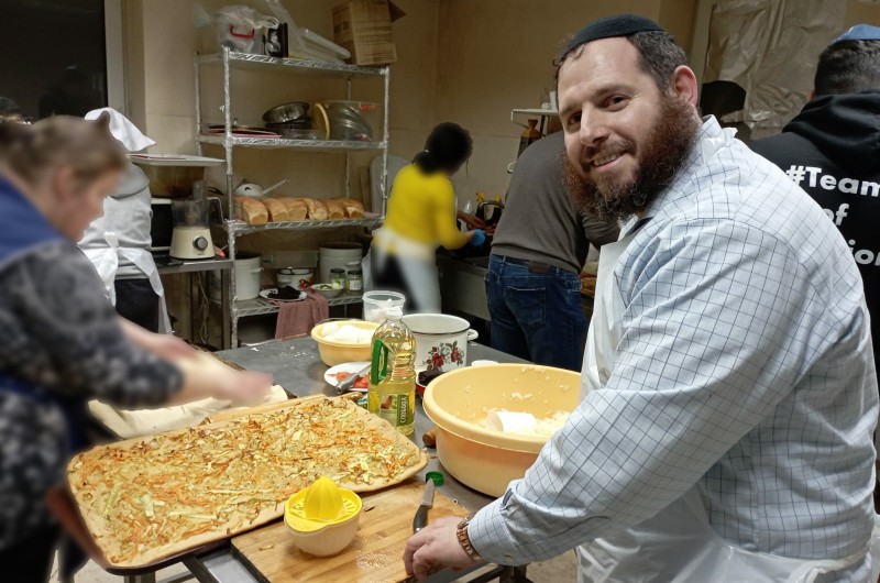 מכל הלב והנשמה: מנדי גולדשמיד בעל רשת המסעדות מנדי'ס שהגיע כפליט מדנייפר למולדובה, נכנס למטבח להכין אוכל לפליטים בבית חב