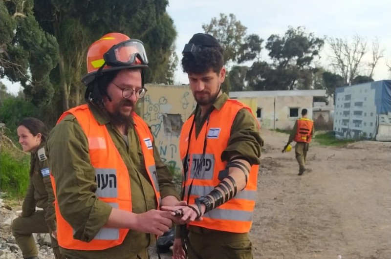 להצלת היהודים: הרב אברמי משי זהב, משלוחי הרבי ברמת השרון, שעושה בימים אלו מילואים בפיקוד העורף, בהנחת תפילין לחייל צה