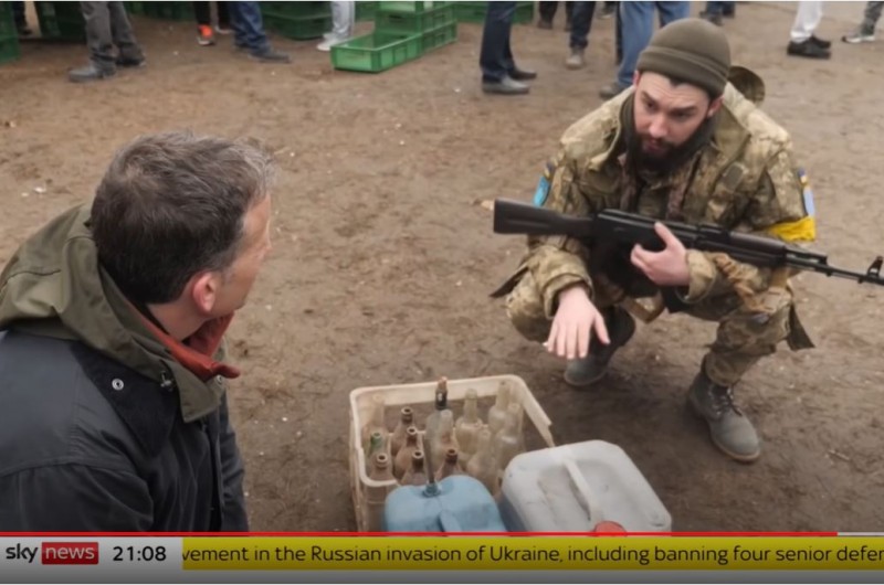 דוד צ'רקסקי, מככב בכתבת סיקור של 'סקיי ניוז', כשהוא מכין 'קוקטייל' לבקבוקי תבערה, כדי לנסות ולעצור את כוחות צבא רוסיה