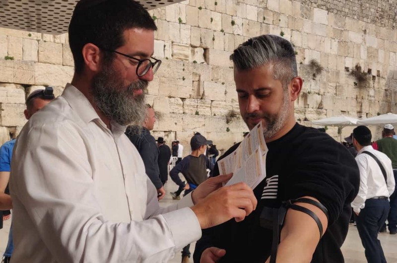 הבוקר בדוכן חב