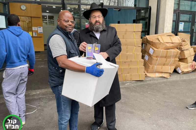 לקראת פורים: קונטיינר של משלוחי מנות מגיע מישראל ל'בית ליובאוויטש - חיה מושקא' בפאריז, בראשות השליח הרב מנחם מענדל אזימוב, לחלוקה לכלל יהודי צרפת