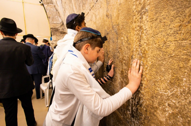 הילד התלבט עם דמעות: להניח תפילין או לשים פתק בכותל?